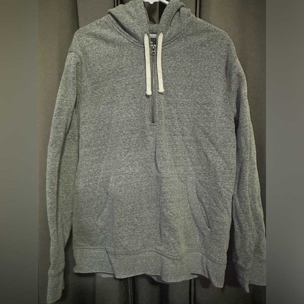 Men’s pull over front partial zip, brand Sonoma. Size; XL. Color; L Gray